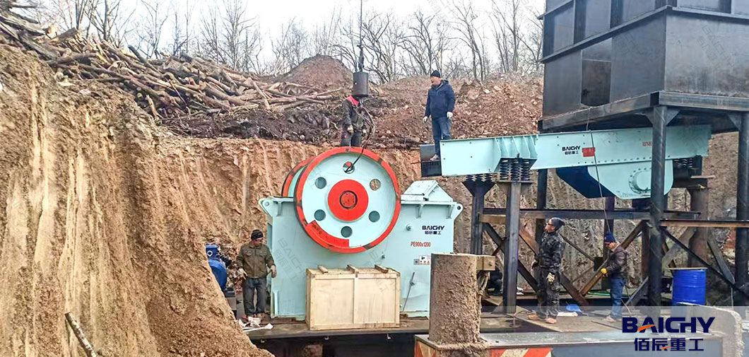 Maintenance-for-a-aggregate-crushing-production-line01.jpg